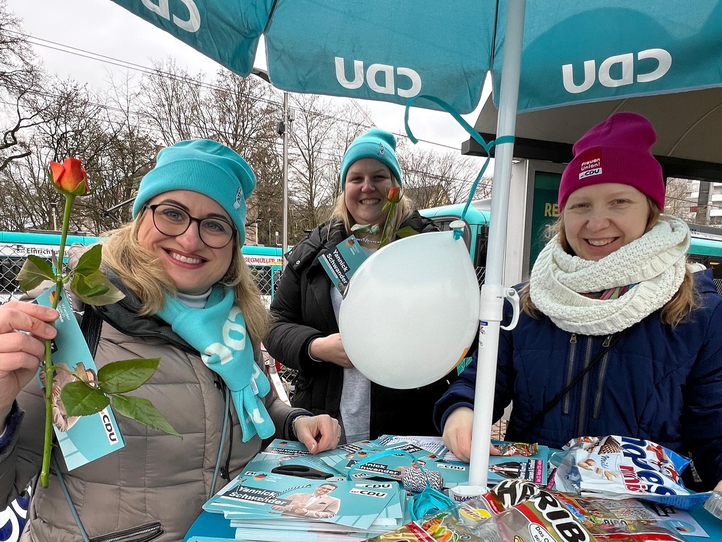 Vorstandsmitglieder der Frauen Union Frankfurt whrend der Blumenaktion